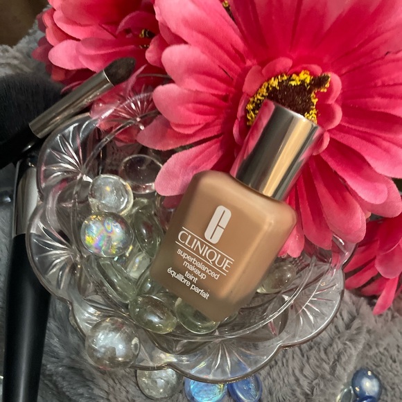 ❗️SOLD ❗️✨💋CLINIQUE SUPER BALANCED FOUNDATION💋✨CN 20 FAIR💋✨ - Picture 3 of 6